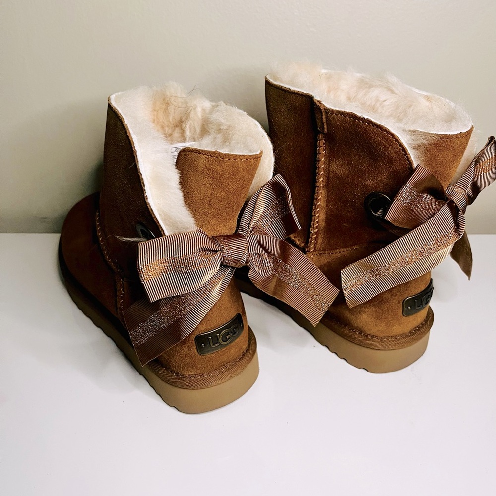UGG Bailey Bow- New- Never Worn- Tan-Size 9